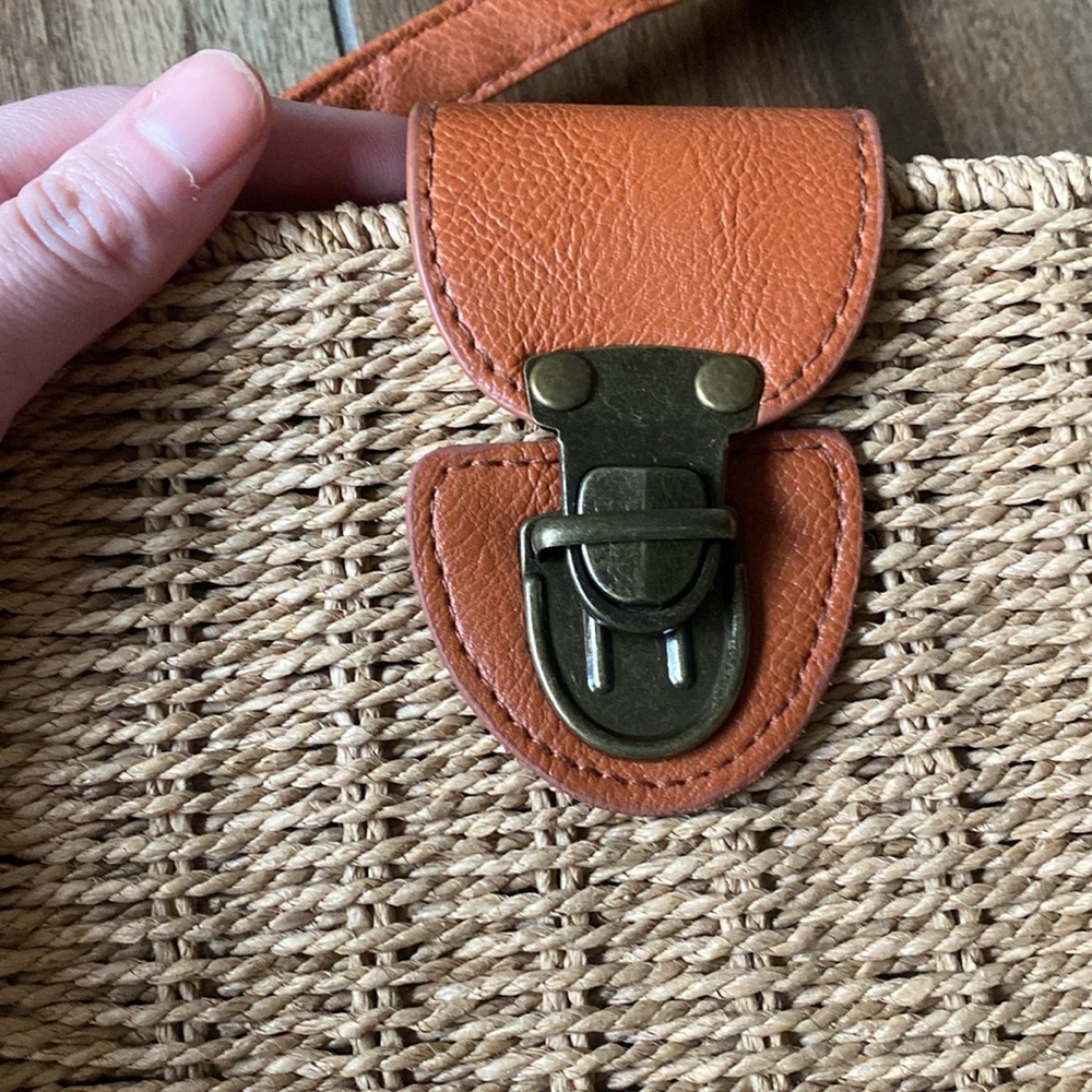 🌵Adorable Tan Woven Crossbody Bag! - Picture 4 of 10